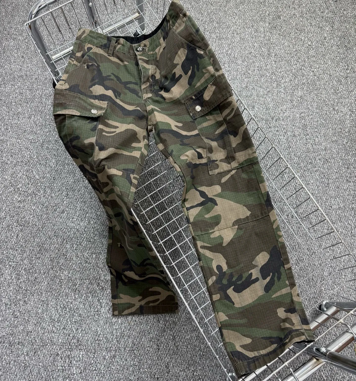 P260 Style number: H855 Chrome Hearts & Chrome Hearts new silver camouflage three-dimensional pocket overalls, original customized fabric, the same high-end simple and loose version as the Internet celebrity star, with multiple embroidered letter LOGO designs, very high-end and stylish! The fabric feels very comfortable, a super versatile and good-looking overalls Size: 28-30-32-34-36 Color: Camouflage